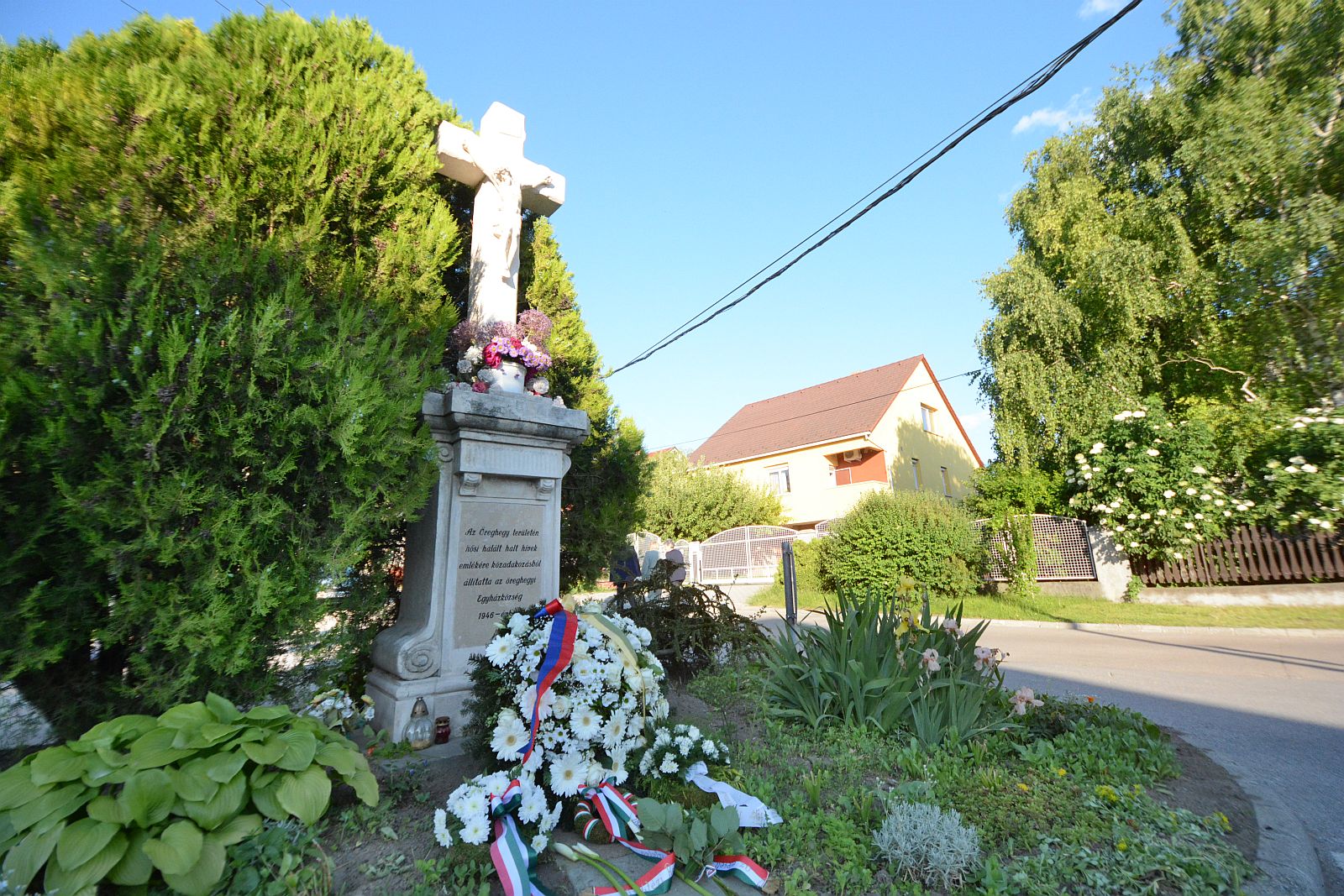 A hősökre emlékeztek a Donát utcai hálaadási keresztnél